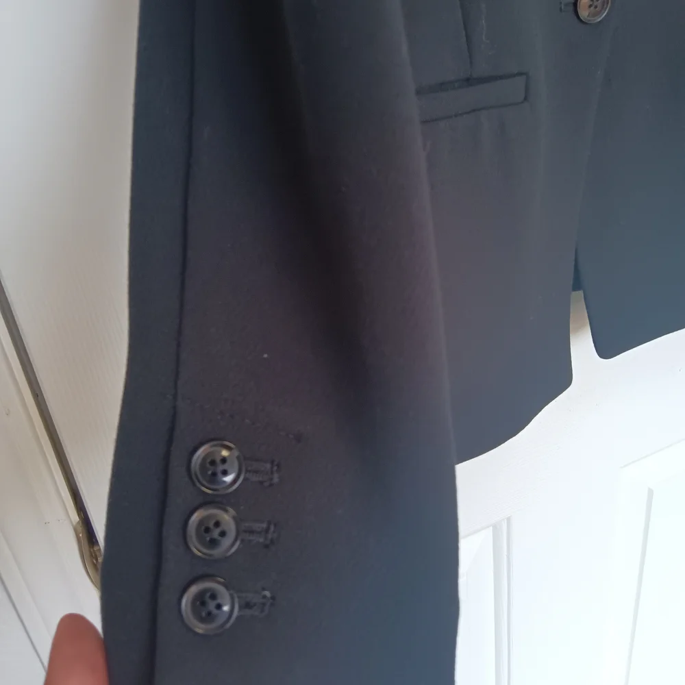 CLEARANCE SALE!!  Banana Republic Women's Elegant Black Blazer - Picture 6 of 12